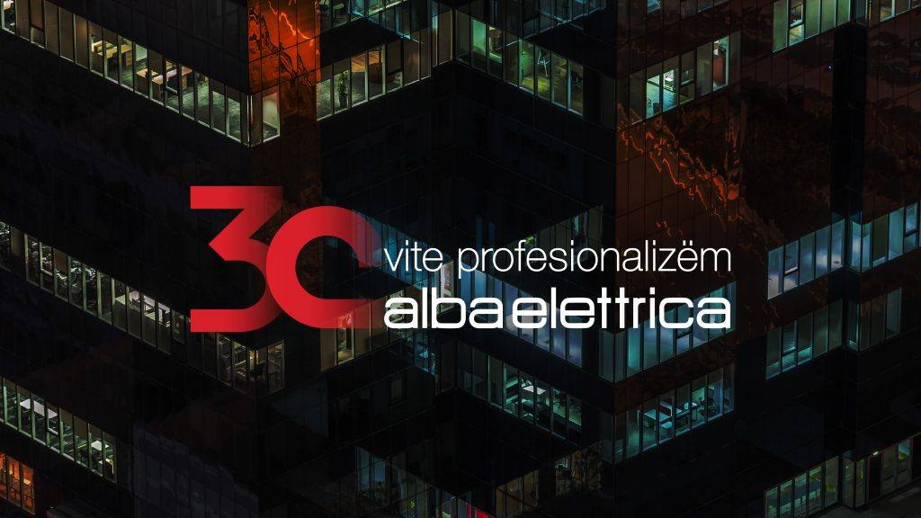 Geceleri bir ofis binasının üzerinde Alba Elettrica'nın 30. yıl dönümü logosu